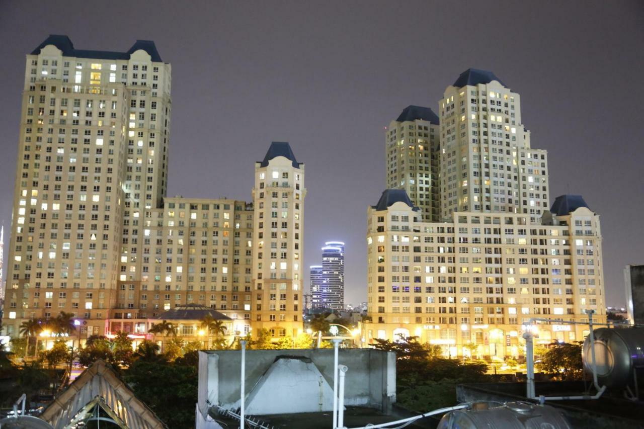Feli - Close To Landmark 81 *
